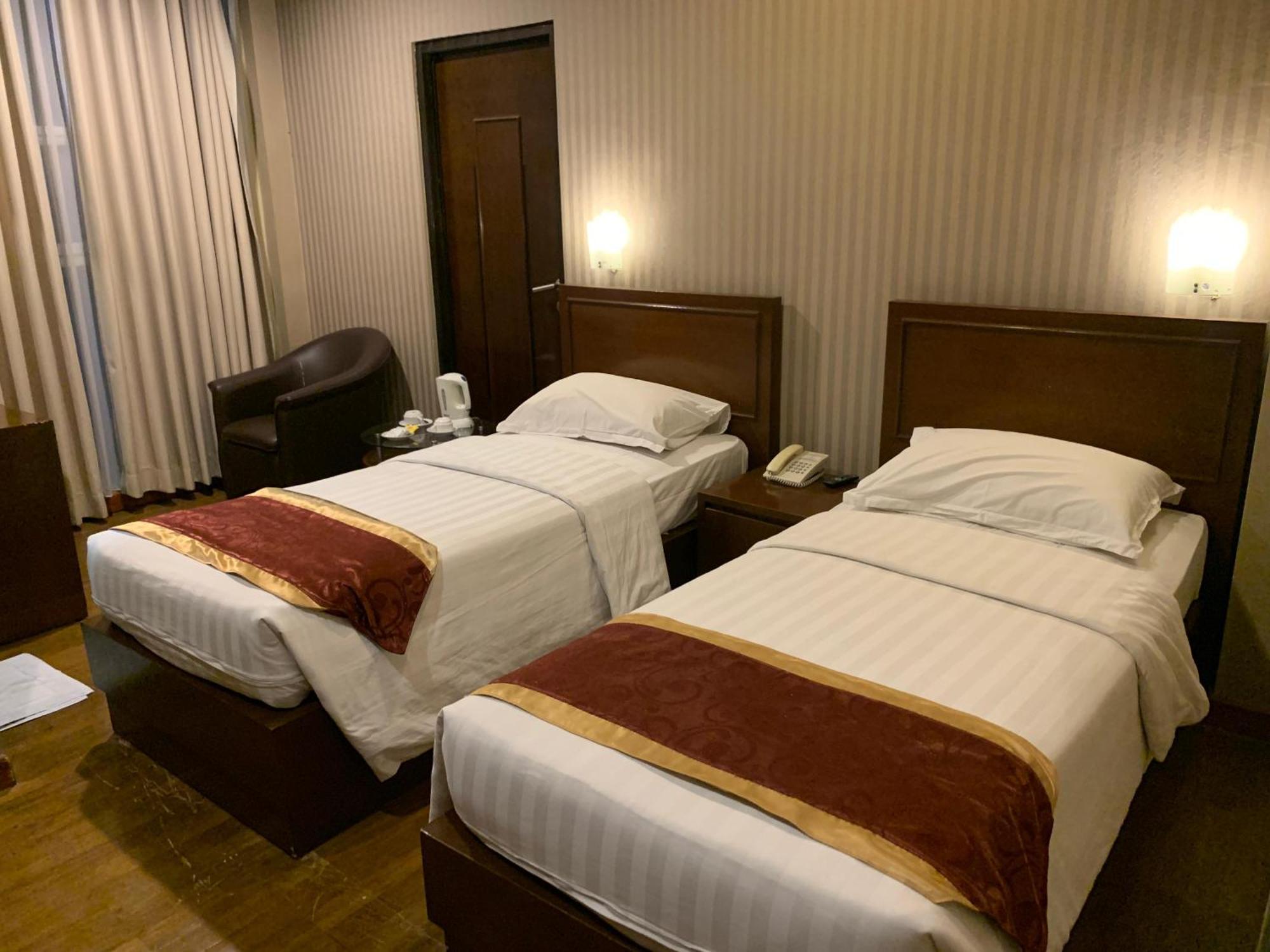 Enhaii Hotel Bandung Exterior photo